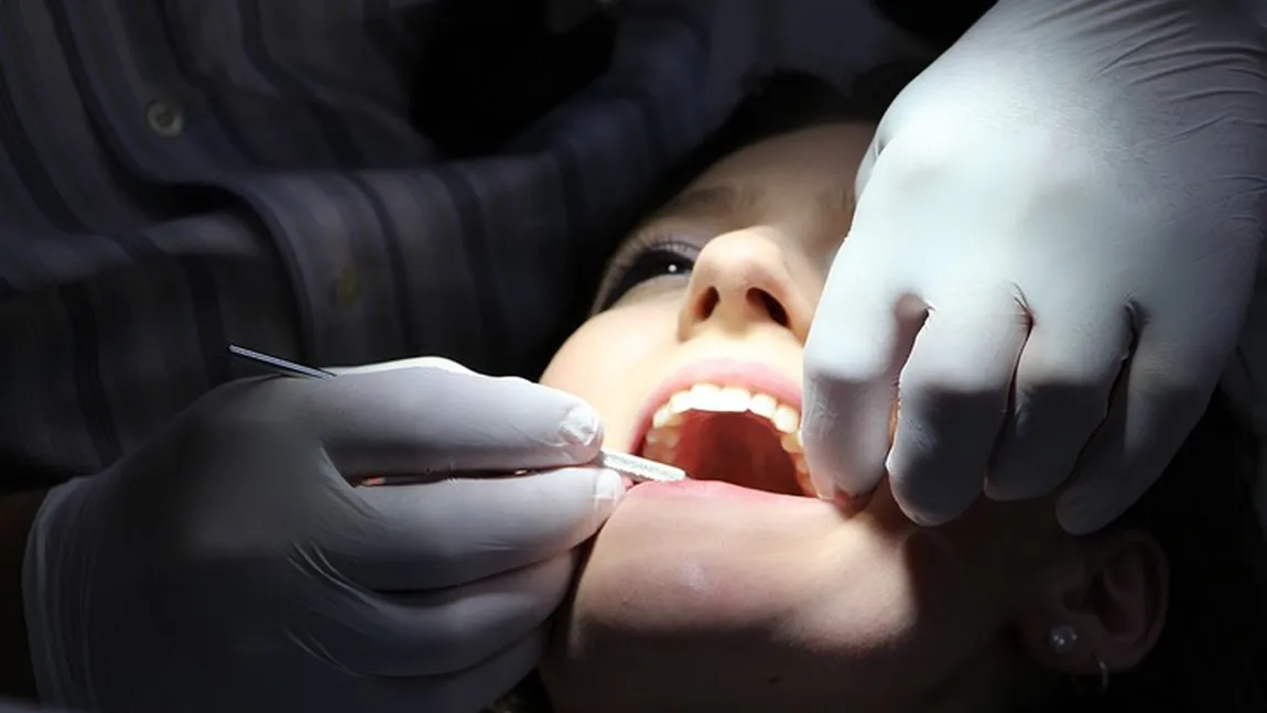 Un dentist i-a extras unei paciente 22 de dinţi sănătoşi. Motivul este revoltător