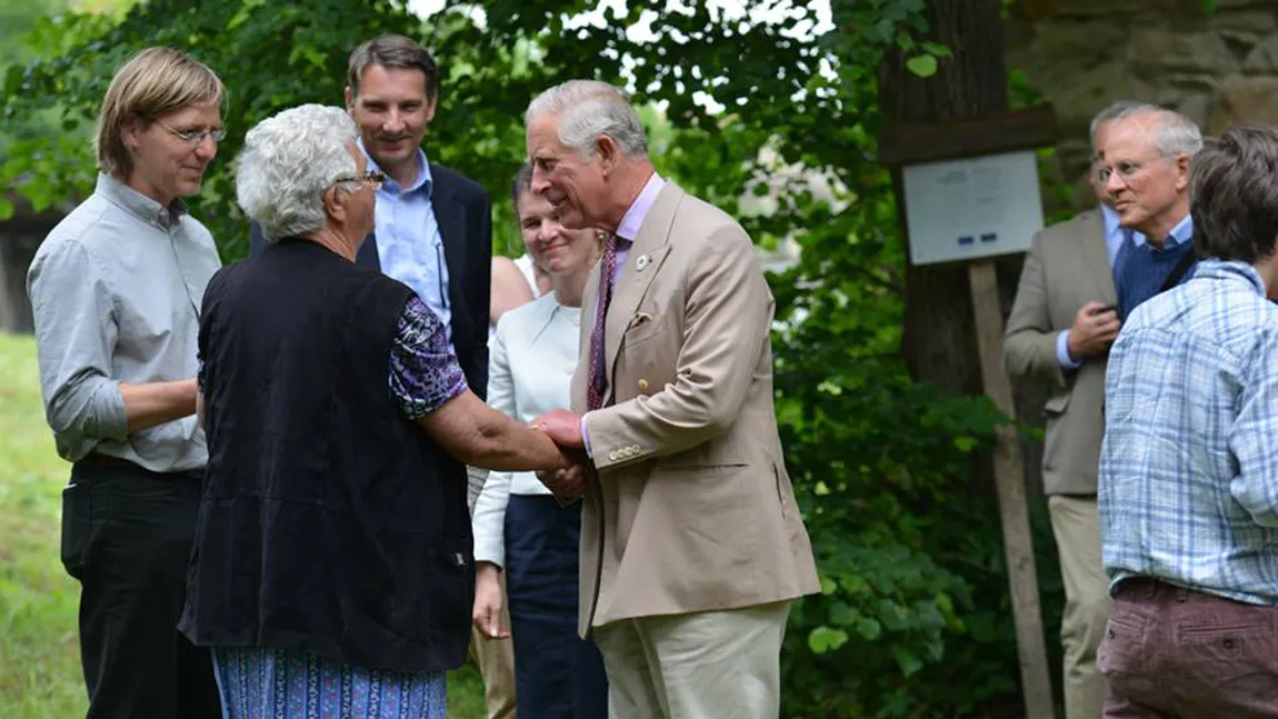 Prinţul Charles, aflat din nou la Viscri, a gustat produse tradiţionale şi a discutat cu localnicii GALERIE FOTO