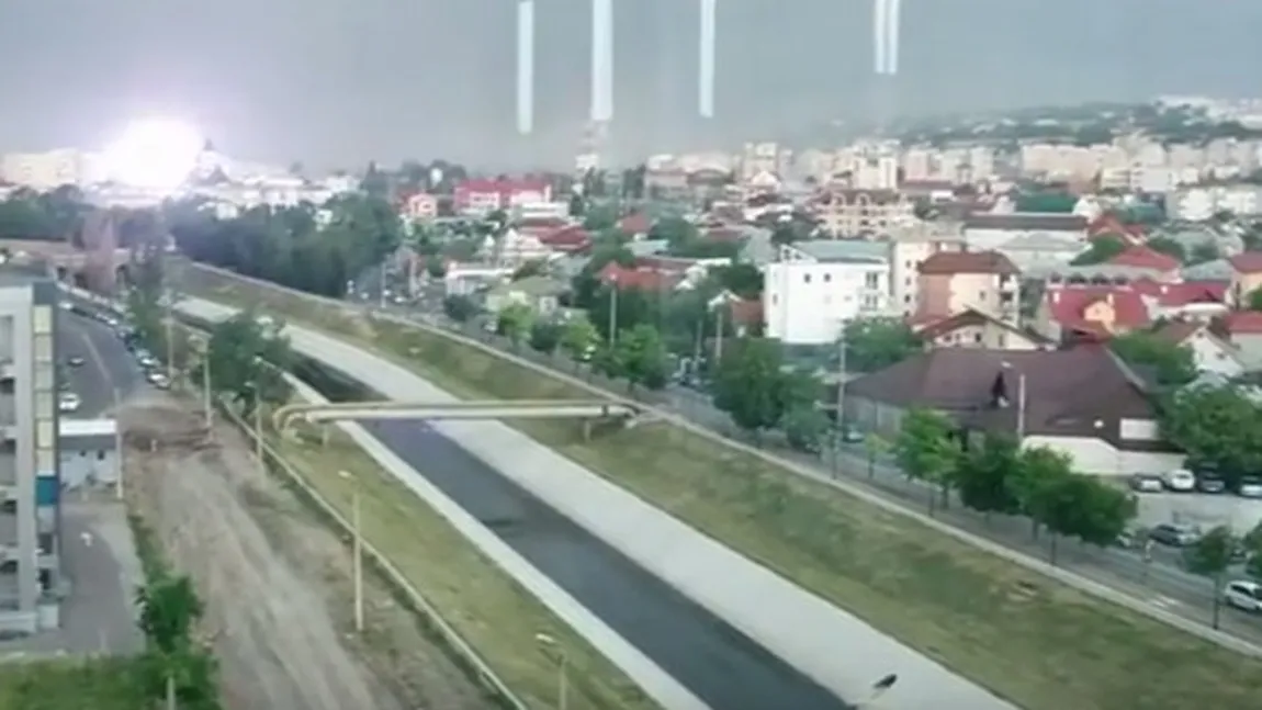 Flamă imensă pe timp de furtună, la Iaşi. Descărcare electrică între firele de înaltă tenisiune, imagini spectaculoase VIDEO
