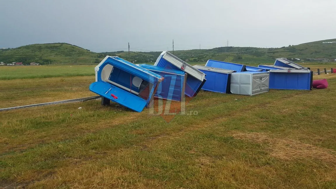 Cort doborât de vânt la un festival din Iaşi. Şase persoane au fost rănite