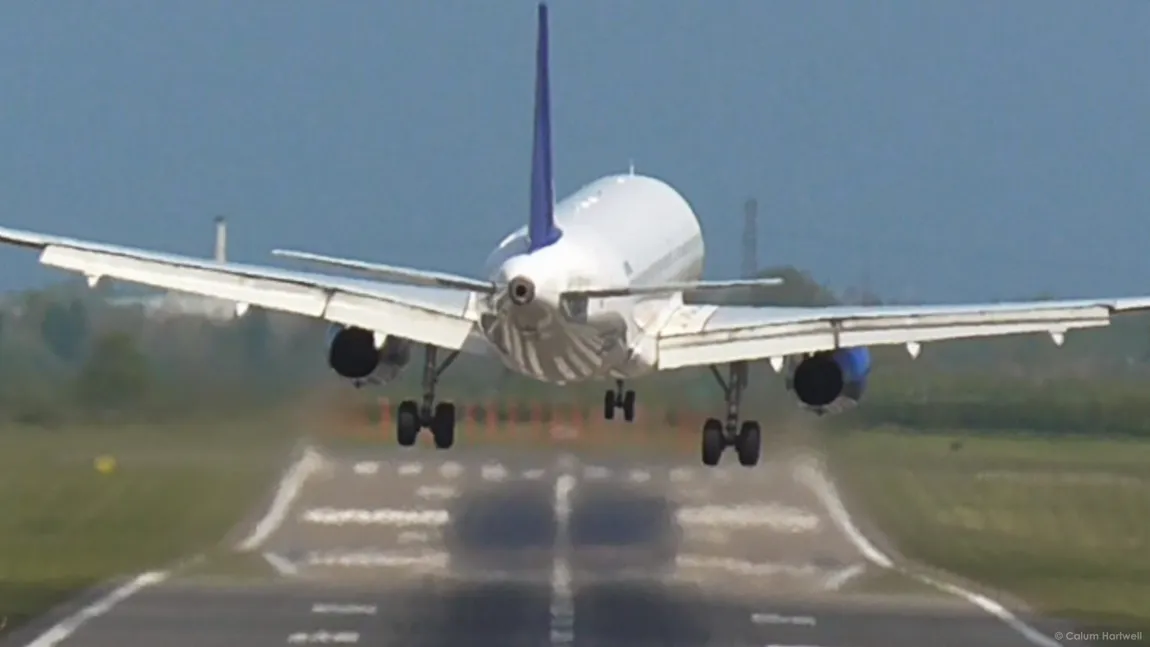 La un pas de tragedie! Un avion cu 322 de pasageri la bord a aterizat de urgenţă după ce i s-a desprins o parte din aripă