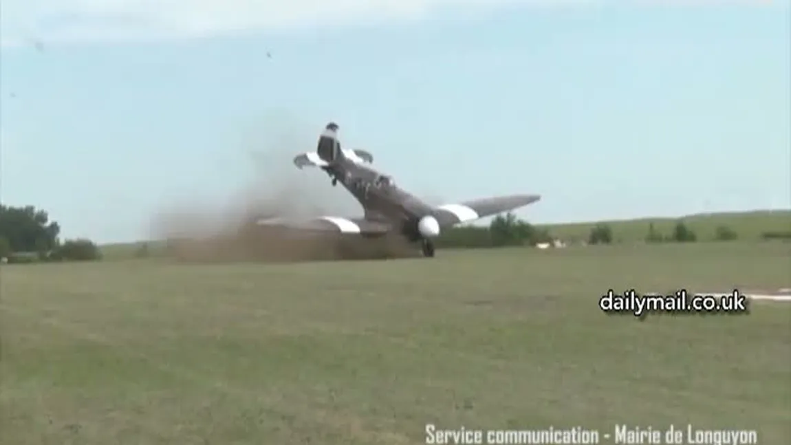 Panică la un show aviatic. Un avion a ratat decolarea VIDEO