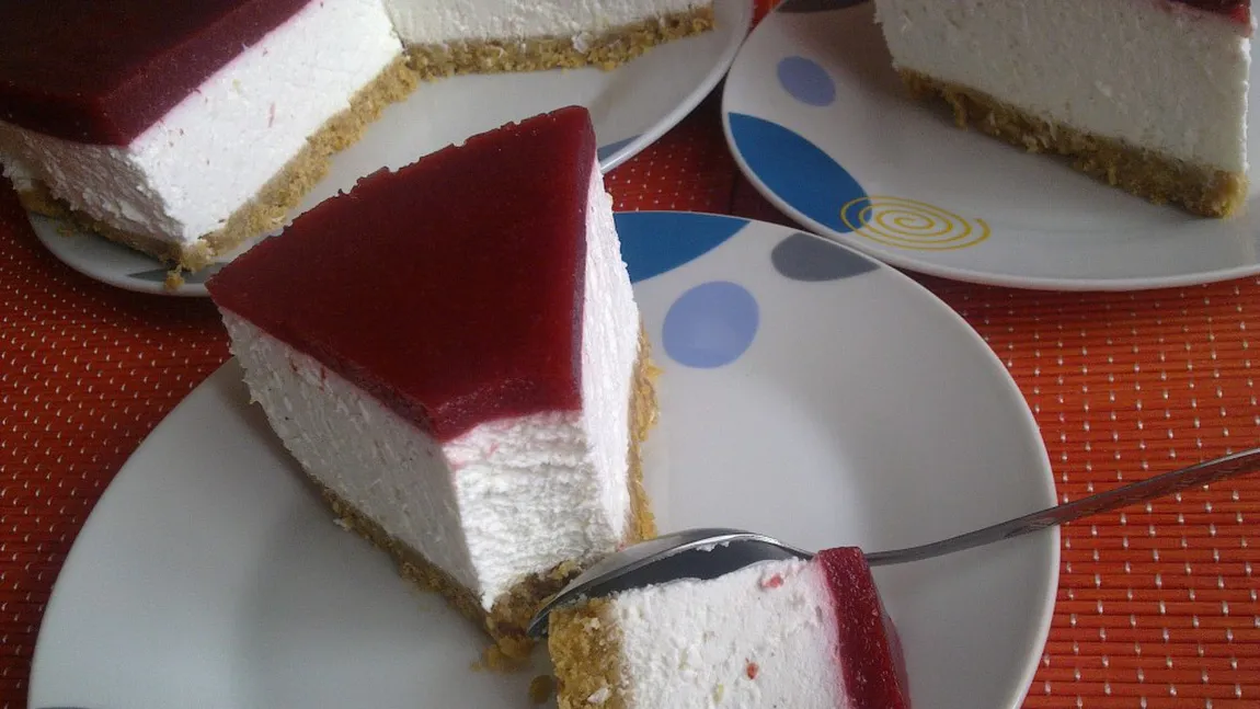 Prăjitură fără coacere, numai bună pe caniculă: Cheesecake cu ricotta şi jeleu din fructe de pădure