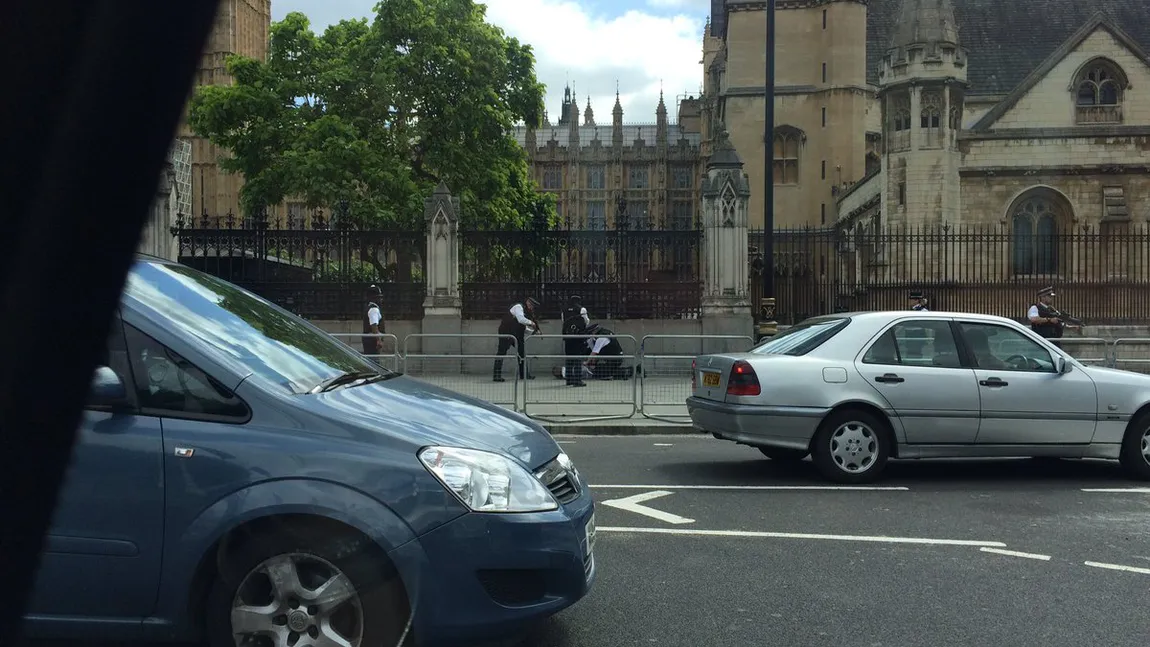 Un bărbat înarmat cu un cuţit a fost arestat în faţa Parlamentului britanic VIDEO