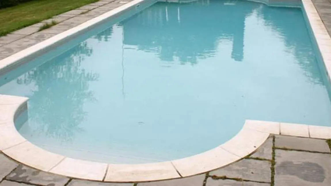 Fost şef al Fiscului, găsit mort de soţie în piscina din curtea casei sale
