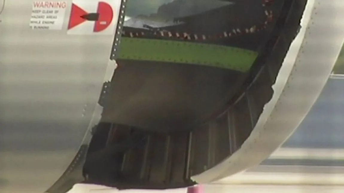 Aterizare de URGENŢĂ a unui avion de pasageri, la Sydney. Carcasa motorului a fost perforată