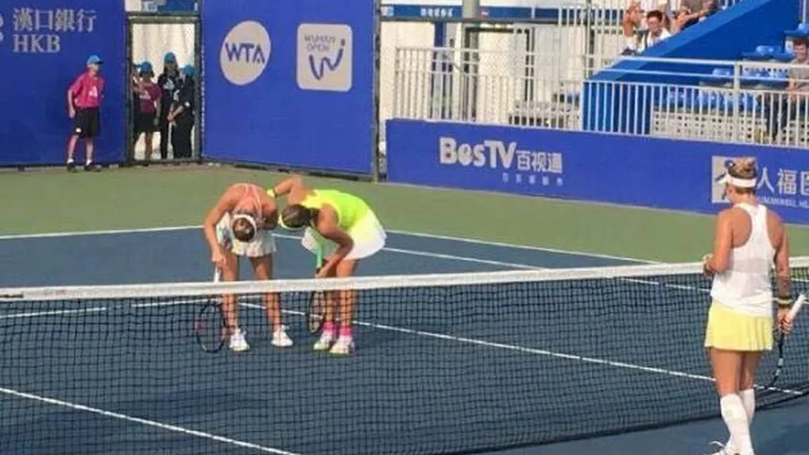 Simona Halep şi Jelena Ostapenko au fost partenere la dublu. Totul s-a terminat când letona a lovit-o pe Simona în ureche