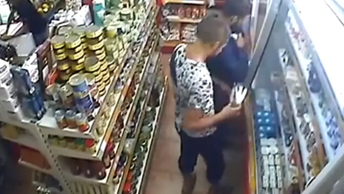 Doi hoţi, surprinşi de camerele de supraveghere când furau dintr-un magazin VIDEO