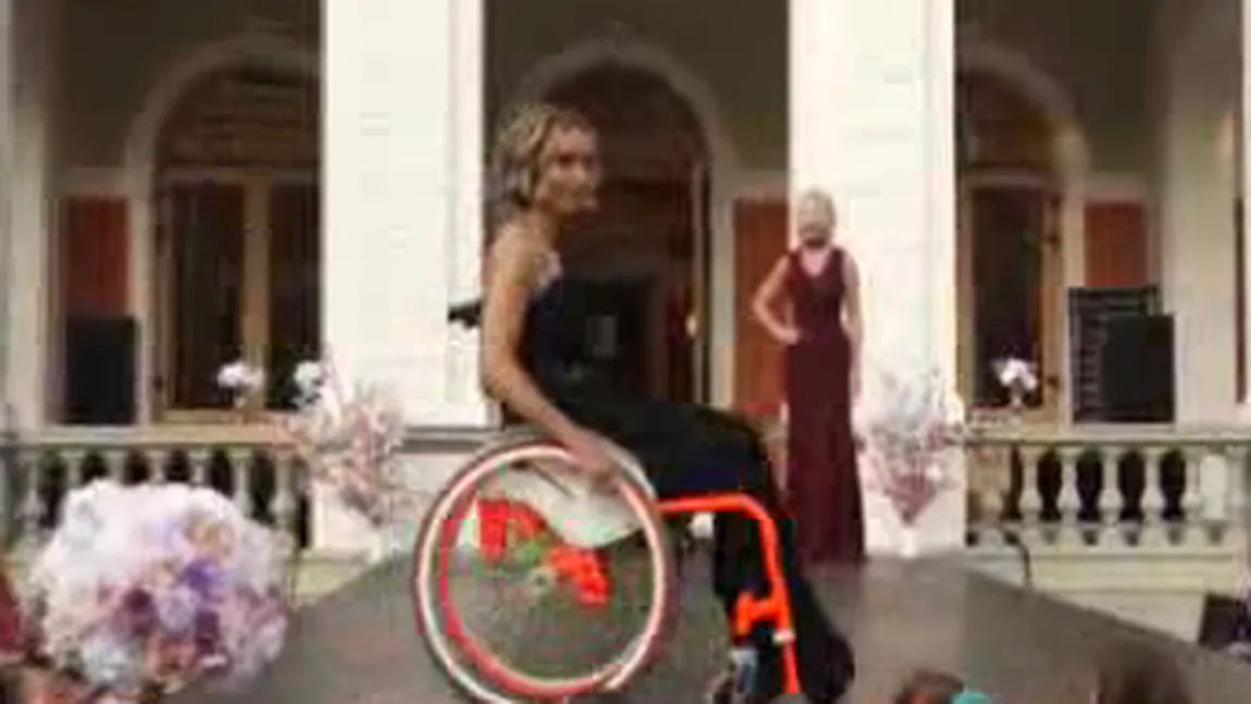 GALA ATIPIC BEAUTY. 12 fete frumoase au defilat pe podium în scaun cu rotile VIDEO IMPRESIONANT