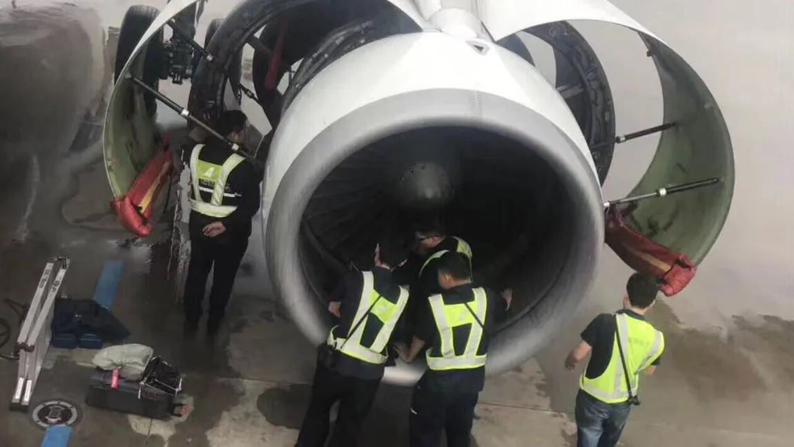 Blestemul banilor. O pensionară a fost reţinută după ce a băgat monede în motorul unui avion, ca să aibă noroc