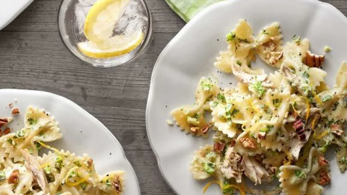 Reţeta zilei: Paste farfalle cu pui şi sos pesto