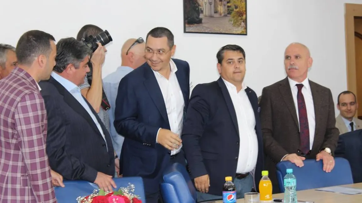 Victor Ponta, la masă cu liberalii la învestirea noului primar din Târgu-Jiu FOTO