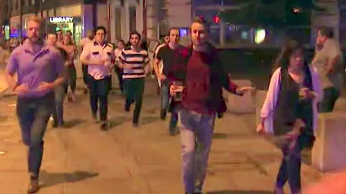 Fotografia unui bărbat care ţine un pahar de bere în mână în timp ce fuge din calea teroriştilor din Londra, virală pe Internet VIDEO