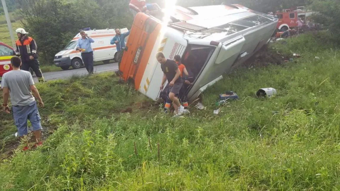 Un autocar în care se aflau mai mulţi tineri s-a răsturnat în judeţul Braşov. A fost activat planul ROŞU de intervenţie