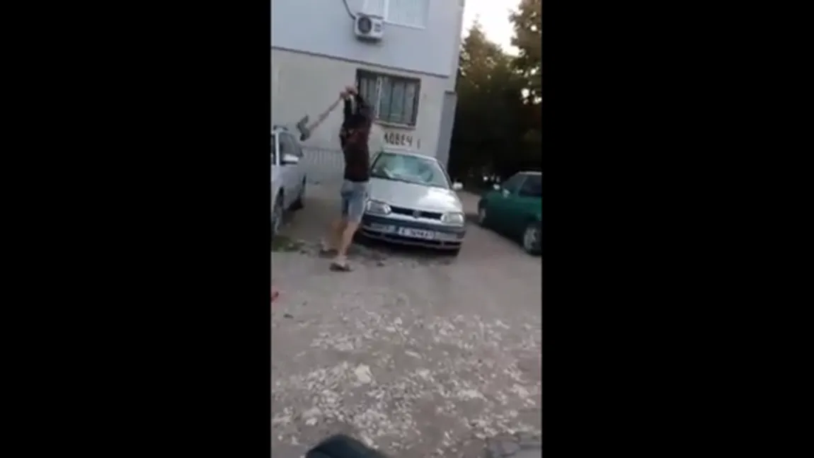 Ce faci când găseşti locul de parcare ocupat? În niciun caz nu pui mâna pe topor VIDEO