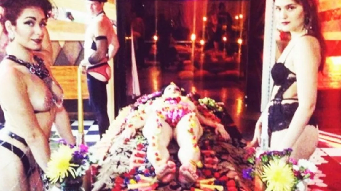 Mâncare servită pe FEMEI GOALE. Restaurantul are un succes imens FOTO