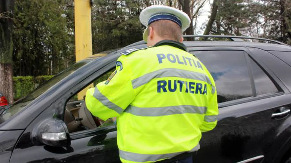 Un bătrân de 85 de ani, cu PATRU PERMISE de conducere şi fără o MÂNĂ, a fost dat pe mâna poliţiei de propria familie VIDEO