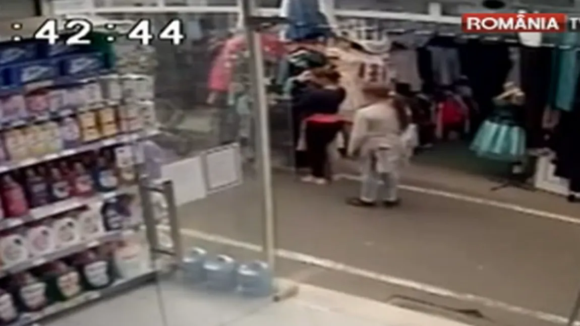 Două adolescente, filmate în timp ce fură haine dintr-un magazin din Cluj. Cum procedau VIDEO
