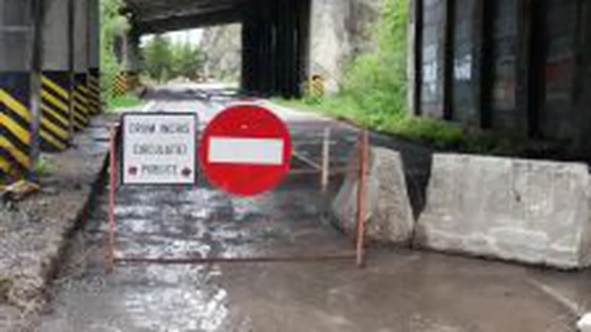 Bariera de pe Transfăgărăşan, demontată de turişti. Şoferii ignoră interdicţia de circulaţie