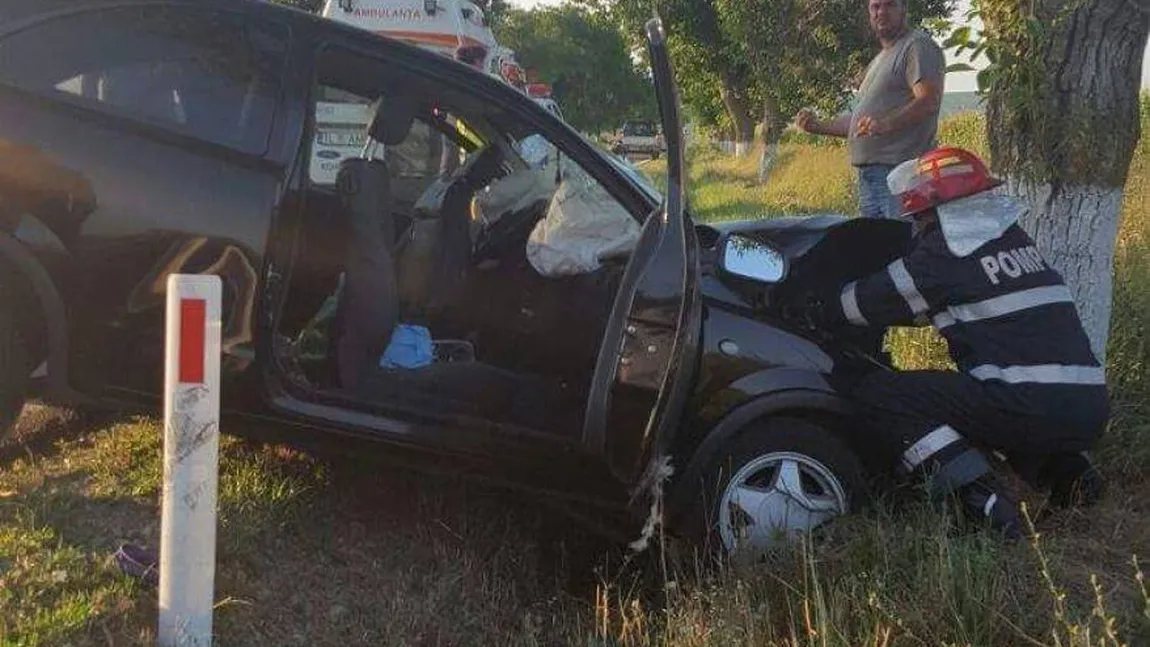 Accident grav în Tulcea. Trei persoane au fost rănite după ce au intrat cu maşina într-un copac. Elicopterul SMURD a intervenit