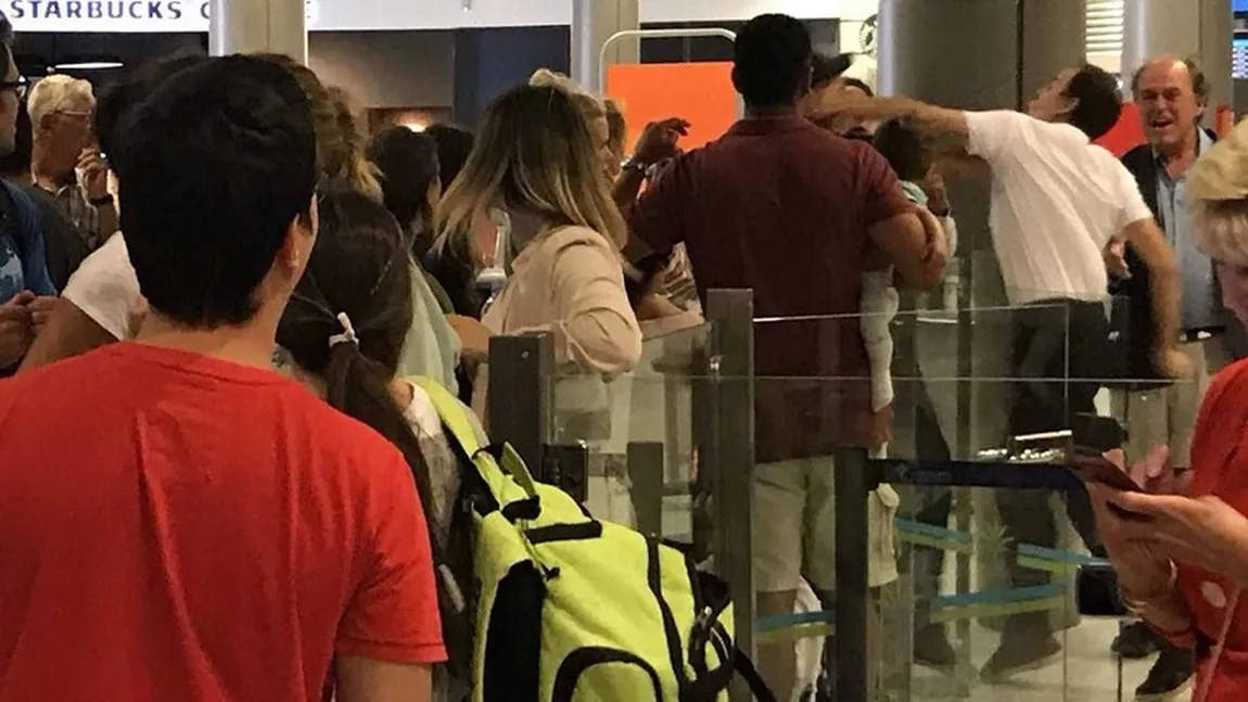 Un pasager al companiei aeriene low-cost easyJet, cu un bebeluş în braţe, a fost lovit cu pumnul în faţă de un angajat