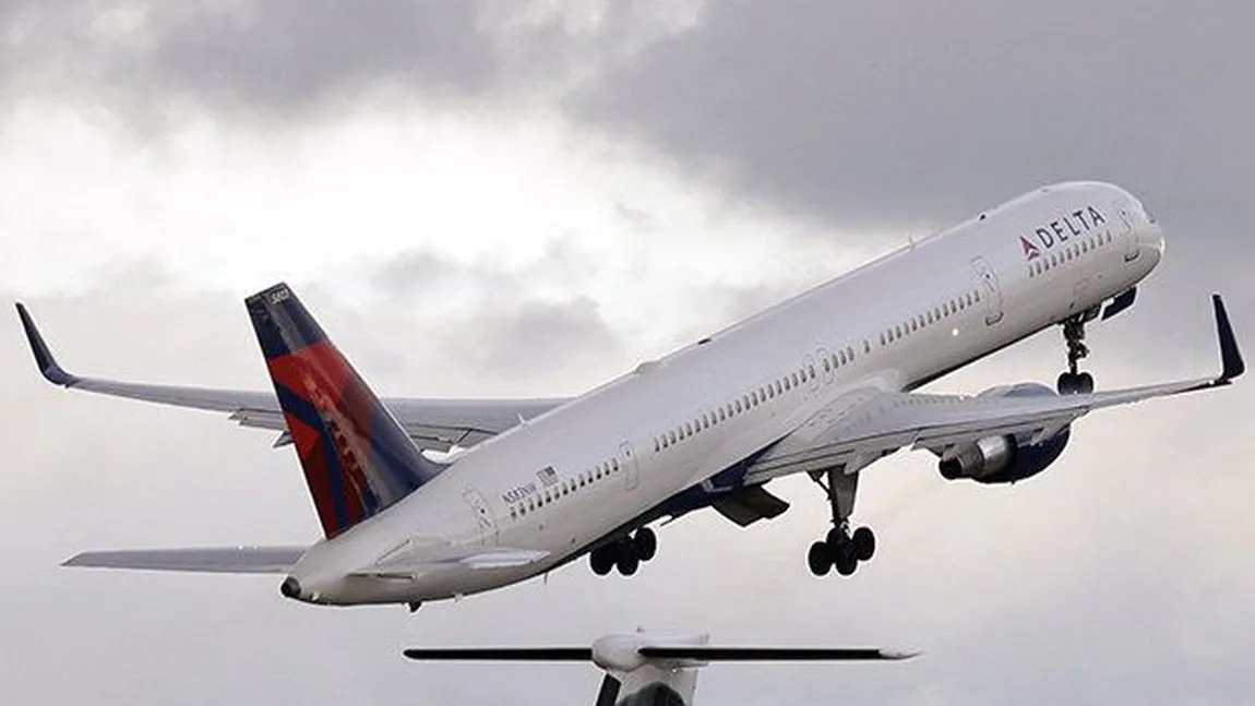 Atac la bordul unui avion de pasageri. Trei oameni au fost răniţi