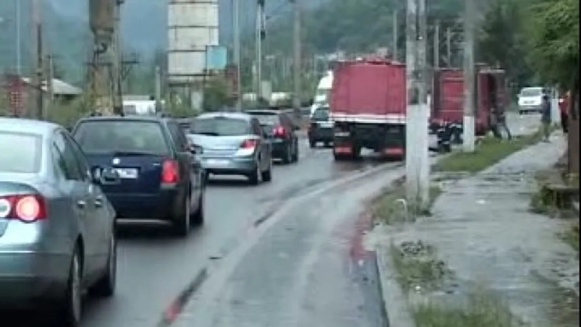 Traficul rutier se desfăşoară cu dificultate pe Valea Prahovei, din cauza unei ploi torenţiale