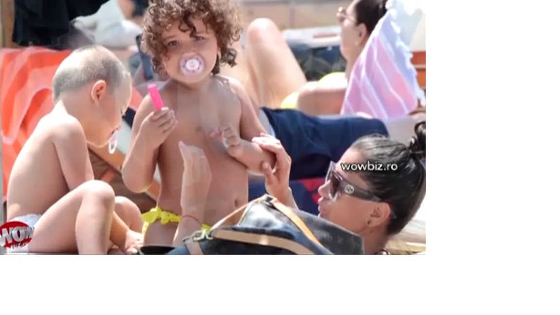 Elena Băsescu şi-a luat copiii şi a plecat la mare. Fiica preşedintelui nu s-a mai dus pe plaja milionarilor VIDEO