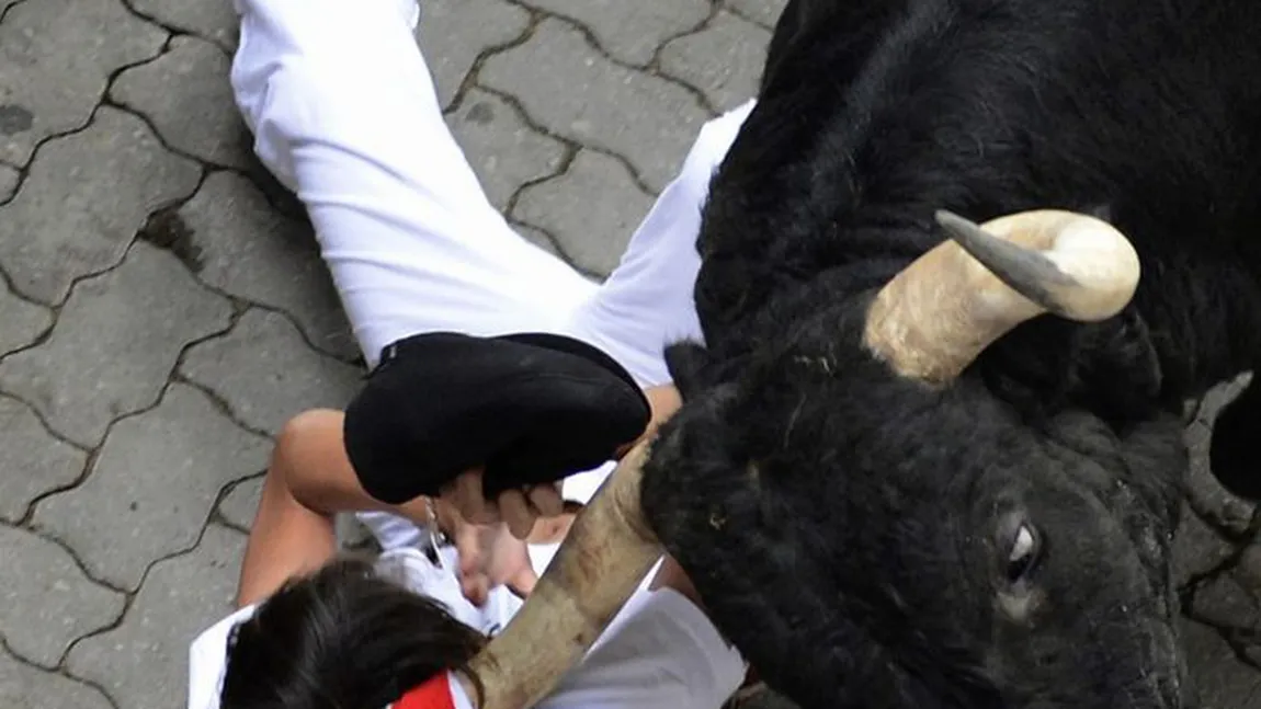 Festivalul San Fermin de la Pamplona a trimis în spital zeci de oameni răniţi de tauri