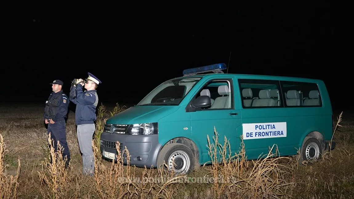 Bărbat fără acte şi adolescent fără permisul părinţilor de a călători în străinătate, ascunşi sub bagaje, într-un microbuz