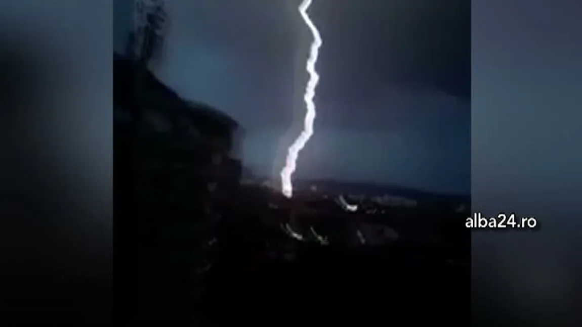 Un trăsnet a lovit în mijlocul oraşului Alba Iulia. Imagini spectaculoase