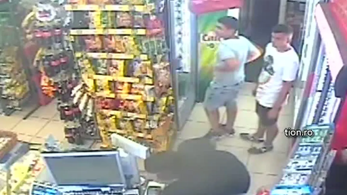 Trei tineri, filmaţi în timp ce furau dintr-o casă de marcat VIDEO