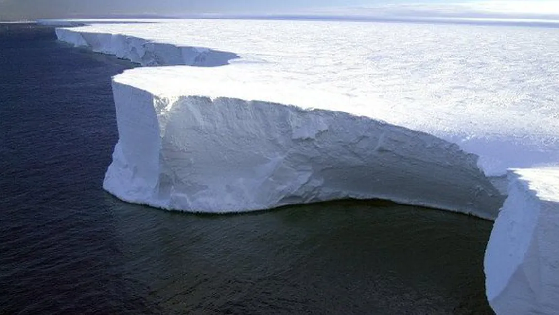 Un iceberg de 25 de ori mai mare decât Bucureştiul s-a desprins din Antarctica. Pericol pentru mediu VIDEO