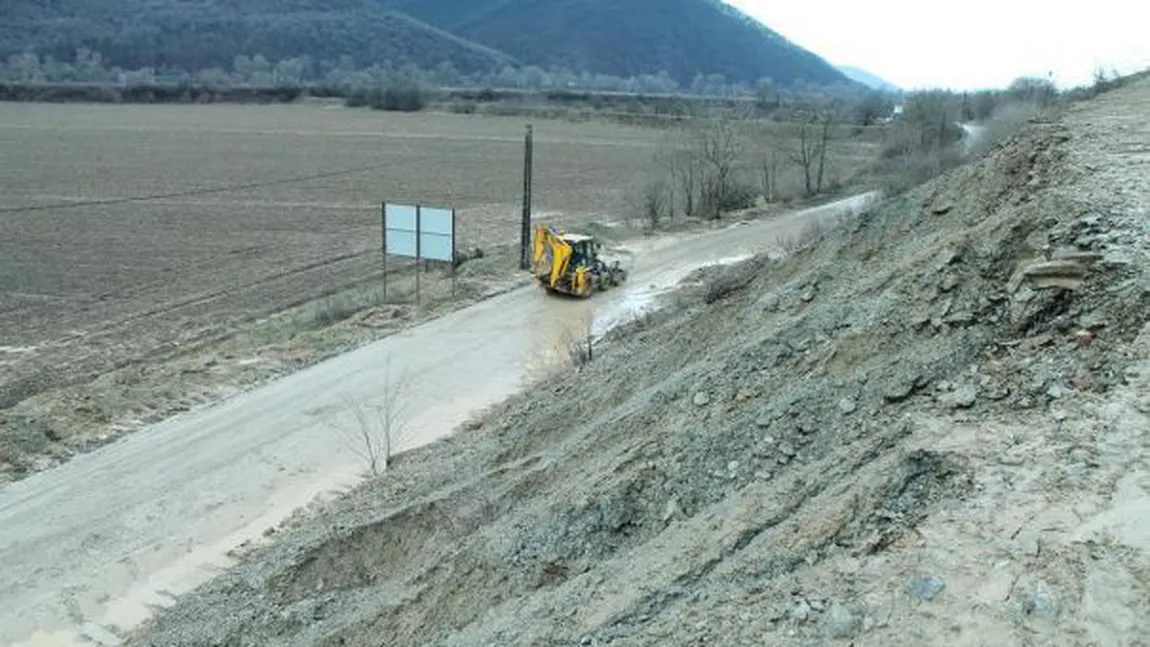 Terasamentul autostrăzii Lugoj - Deva s-a prăbuşit pe o lungime de 70 de metri. Reacţia CNAIR