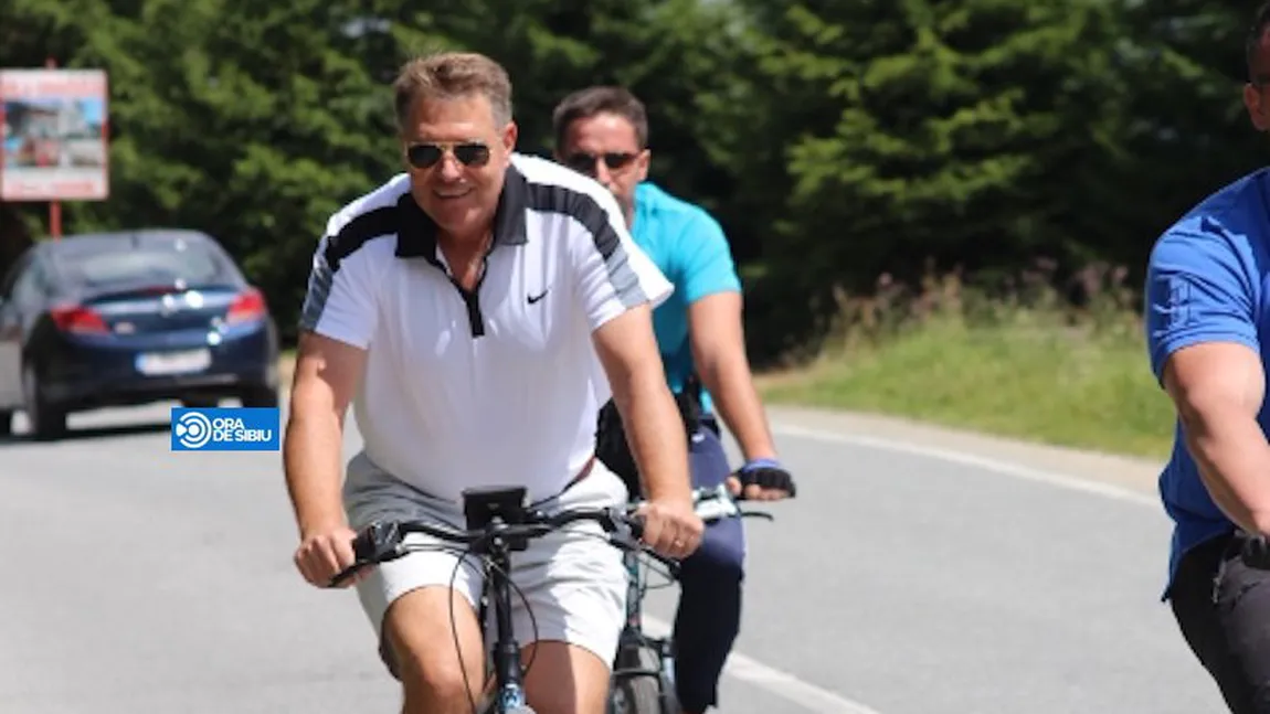 Klaus Iohannis, sâmbătă la plimbare cu bicicleta prin Sibiu, duminică cu soţia în Parâng GALERIE FOTO