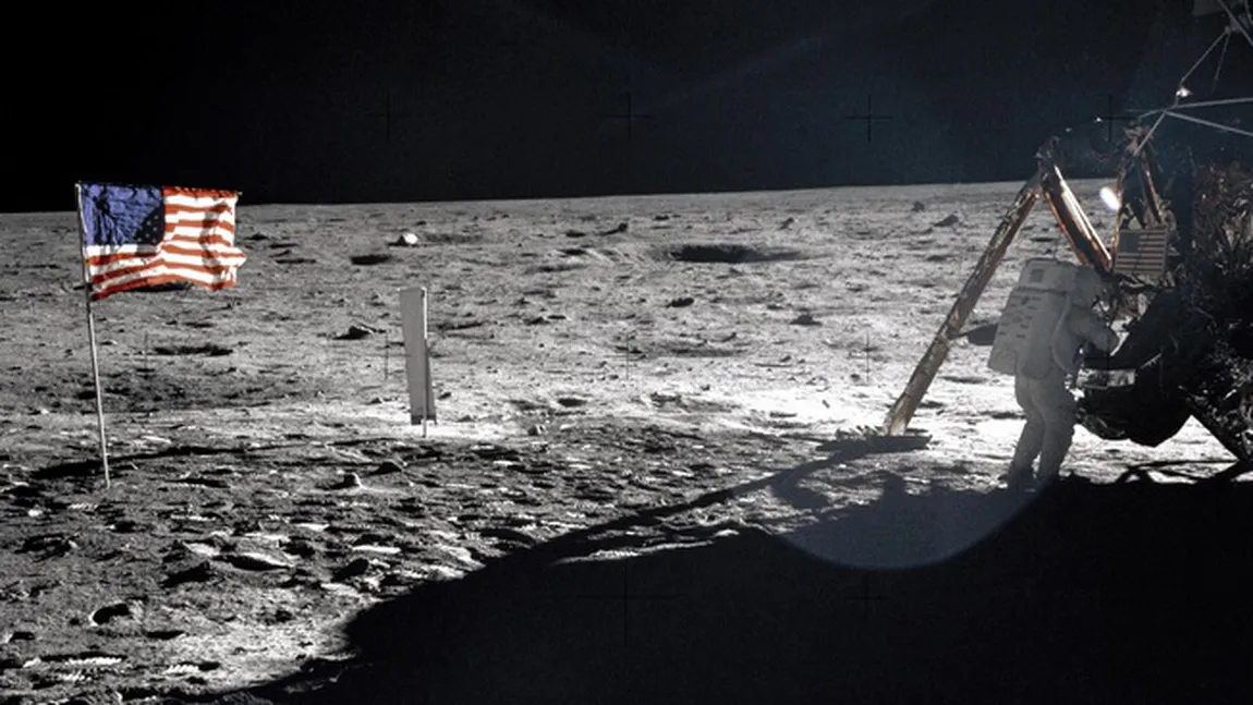 Săculeţul cu praf lunar adus de Neil Armstrong, vândut cu o sumă record la licitaţie