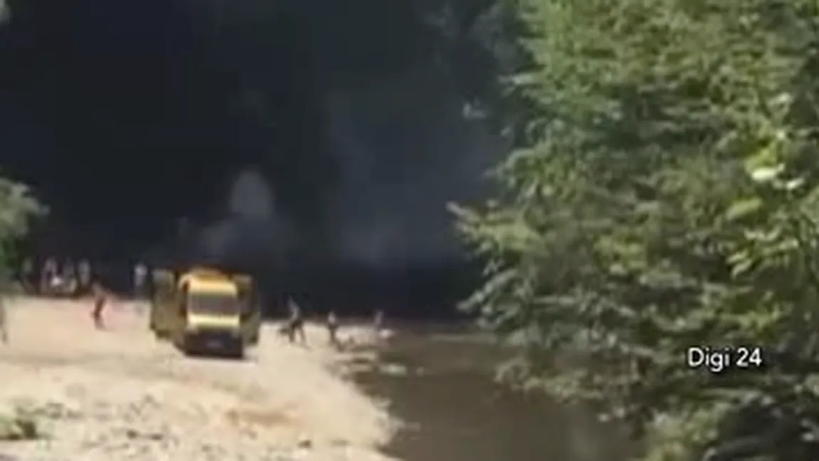 GORJ. Trei profesori şi prietenii lor au folosit un microbuz şcolar pentru a merge la un grătar în pădure VIDEO