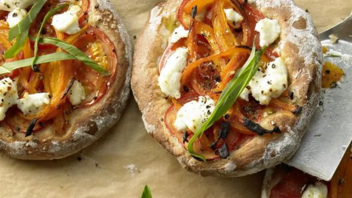 Reţeta zilei: Minipizza cu ardei gras şi brânză