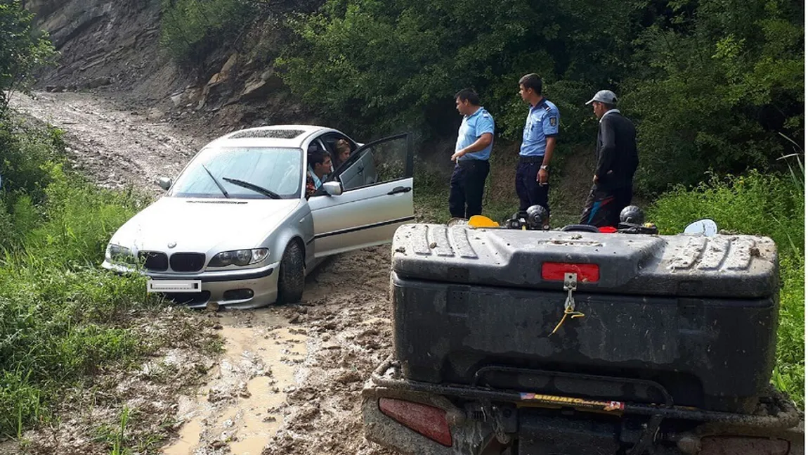 Jandarmii au salvat o familie cu un copil de cinci luni care rămăsese blocată cu maşina în noroi, în Munţii Buzăului