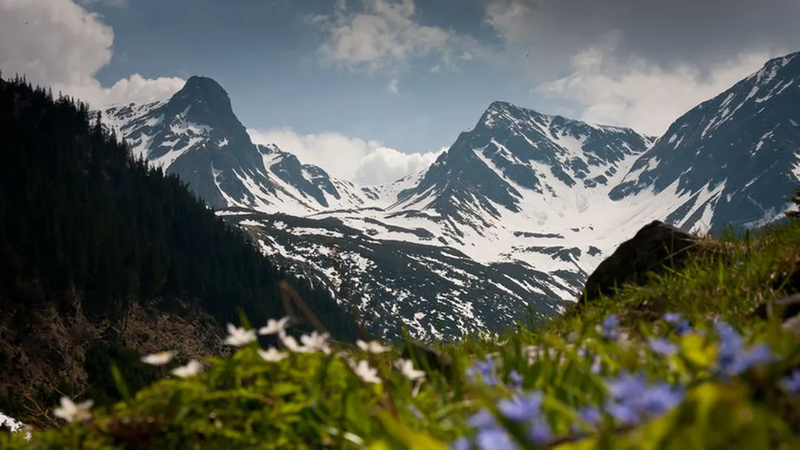 Turist rănit, după ce a alunecat pe o fâşie de zăpadă în Munţii Făgăraş