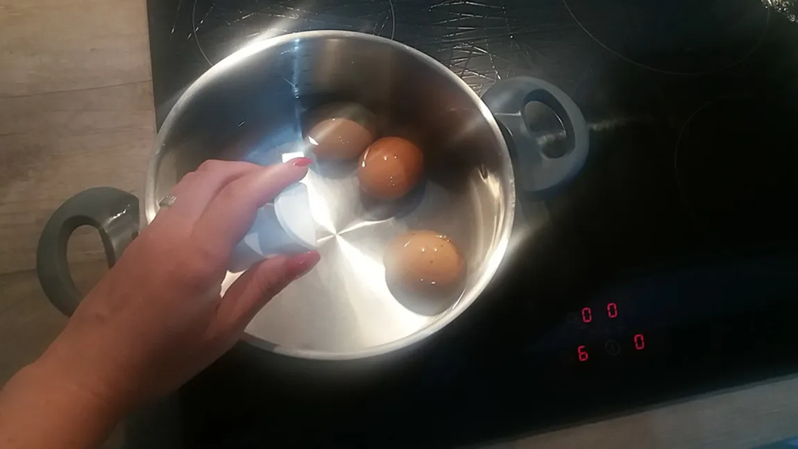 Ce trebuie să pui în apa în care fierbi oul ca să îl poţi curăţa mult mai uşor