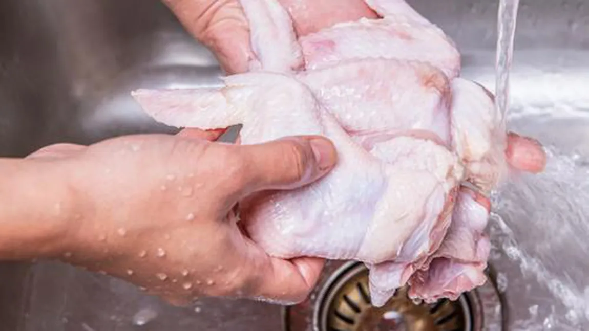 De ce NU trebuie să speli niciodată carnea crudă de pui înainte de a o găti