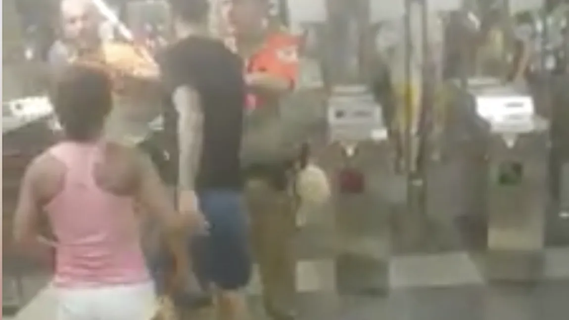 Scene INCREDIBILE. Doi români s-au bătut cu agenţii de securitate într-o staţie de metrou din Barcelona VIDEO