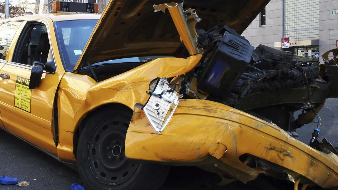 Taximetrist mort în accident, la Botoşani. A intrat cu maşina într-un microbuz de persoane