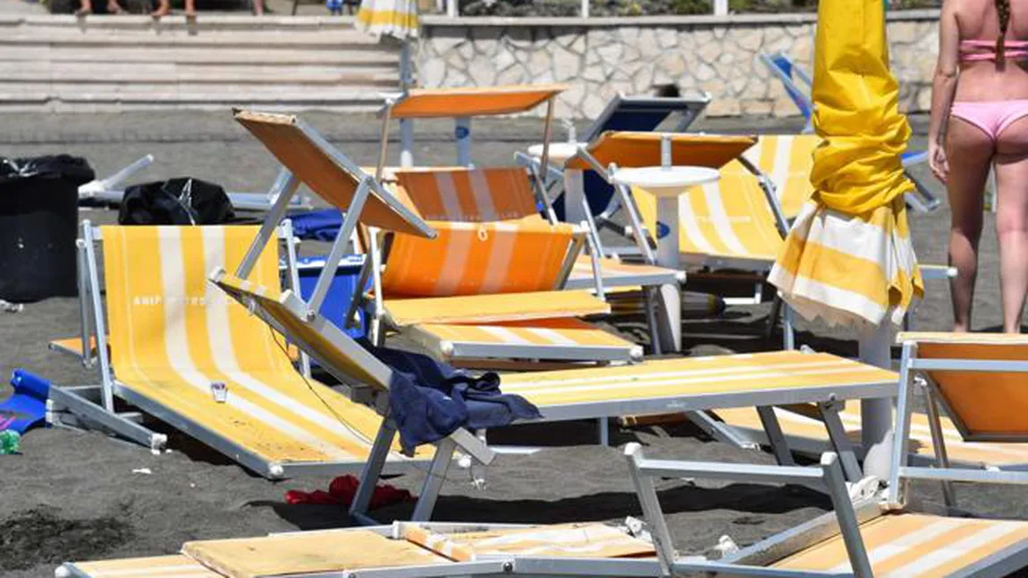 Tornadă pe plajă în Italia. Zece persoane au fost rănite