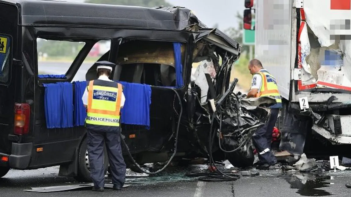 Români morţi în accident în Ungaria. Şoferul microbuzului ar fi adormit la volan