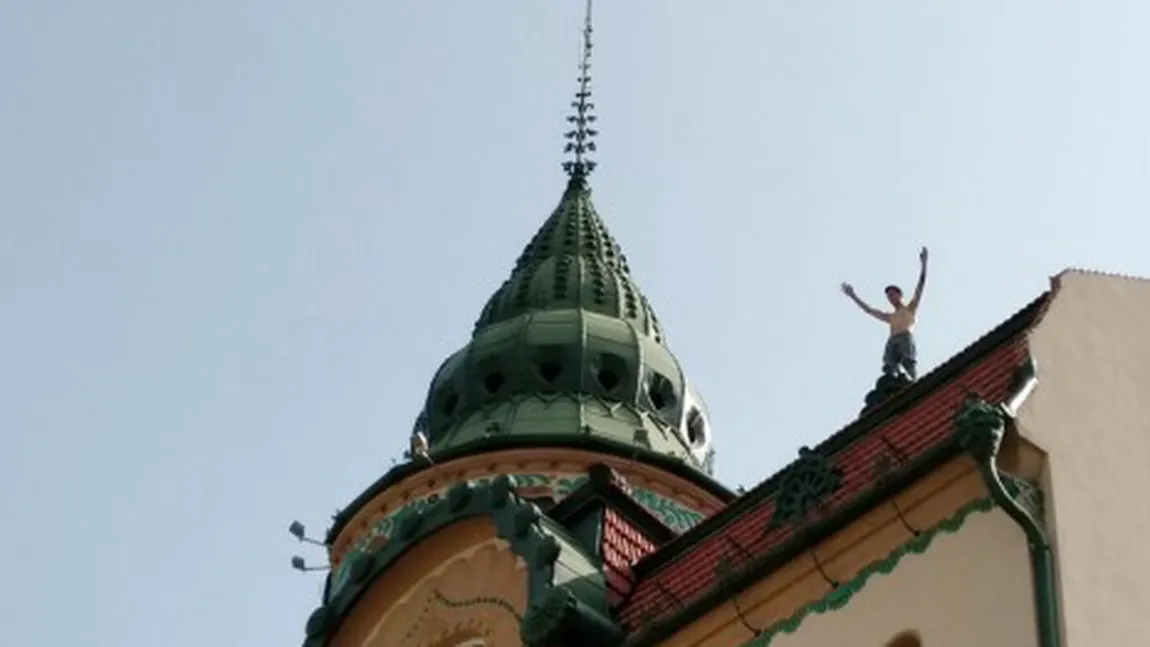 Momente de groază în Oradea, un tânăr dezbrăcat s-a urcat pe acoperişul Palatului Vulturul Negru