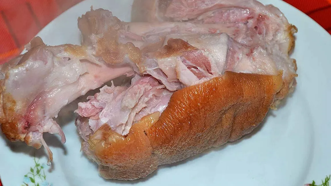 Incredibil ce a găsit un român într-un ciolan afumat de la supermarket. Nu l-a mai gătit şi a început să-şi facă cruce FOTO