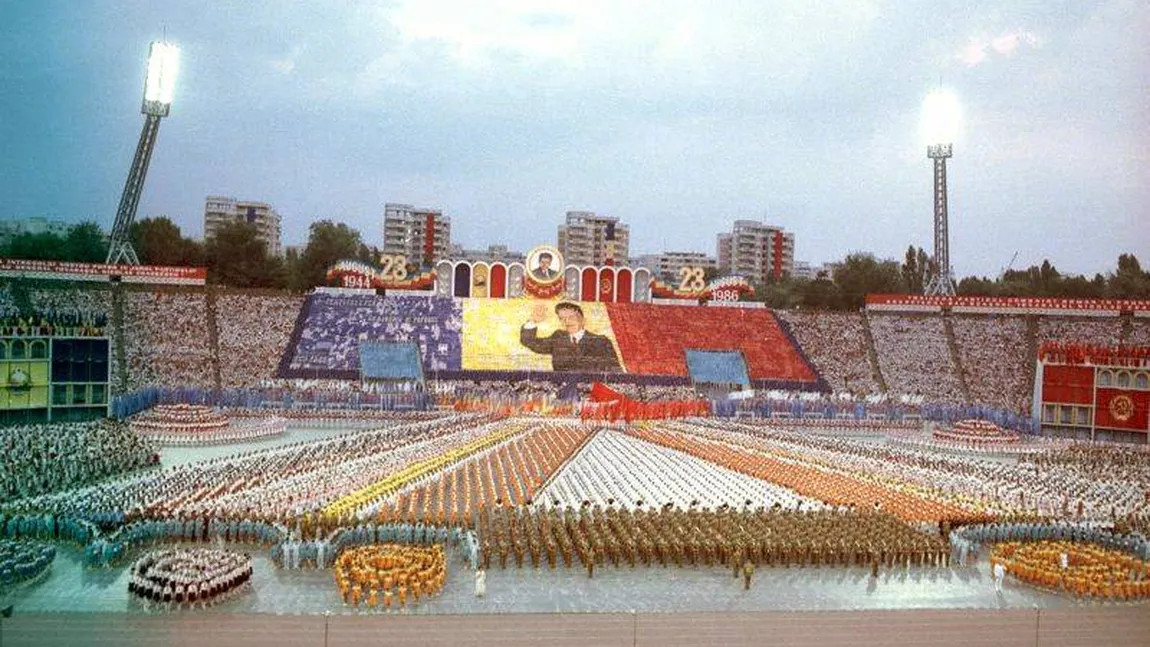 23 august înainte de 1989. Iată cum se celebra cu mici şi bere cea mai importantă sărbătoare comunistă FOTO