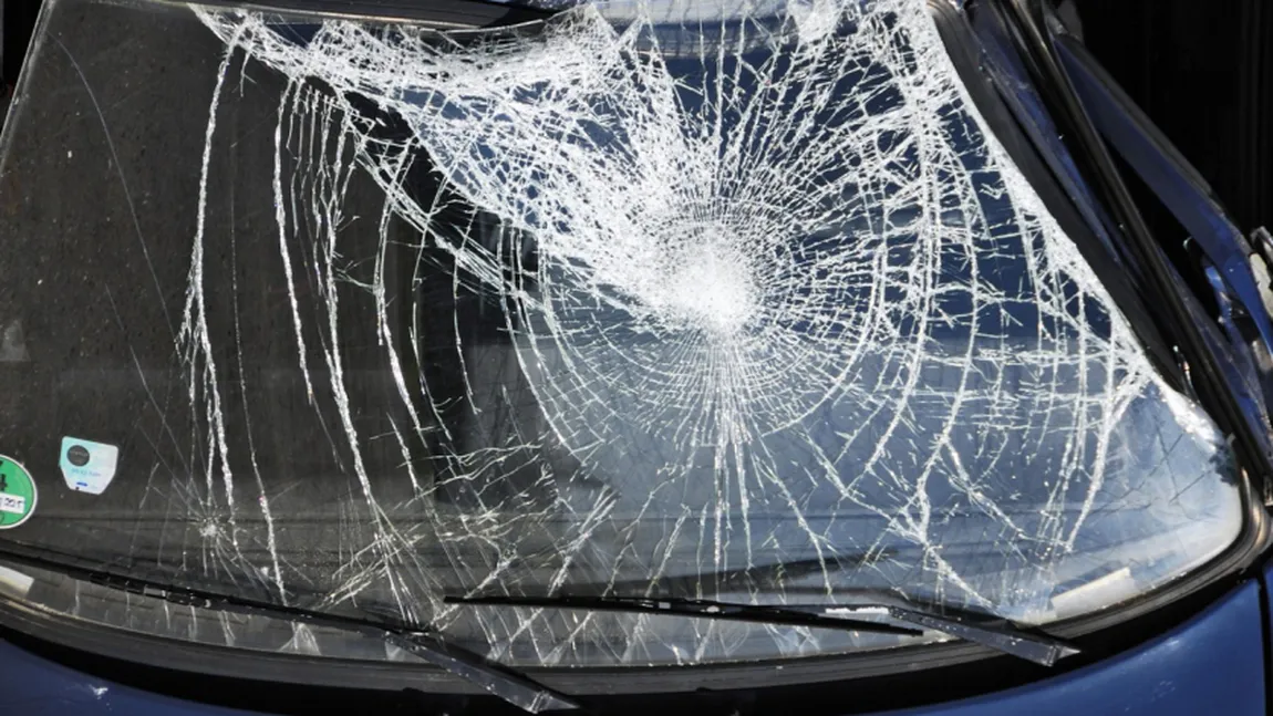 Coliziune între un autocar şi un autoturism, în Giurgiu. Patru răniţi, un copil a fost proiectat prin luneta maşinii